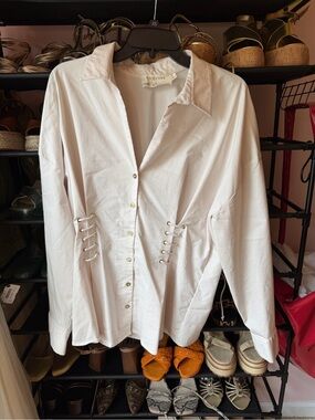 Exquise White Button-Up Shirt — Classic Collared Top